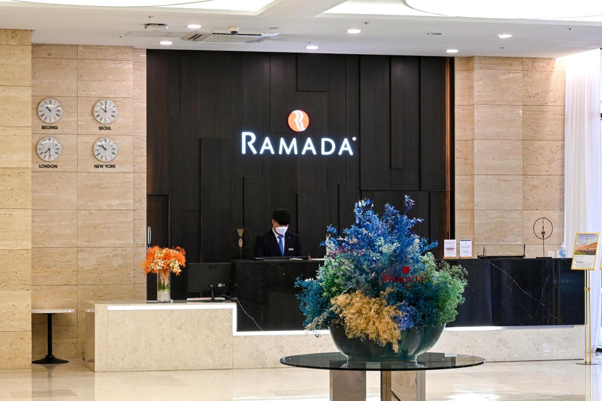 Отель Ramada By Wyndham Йонгин Экстерьер фото